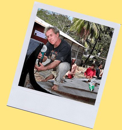 image d'un homme construisant un bateau